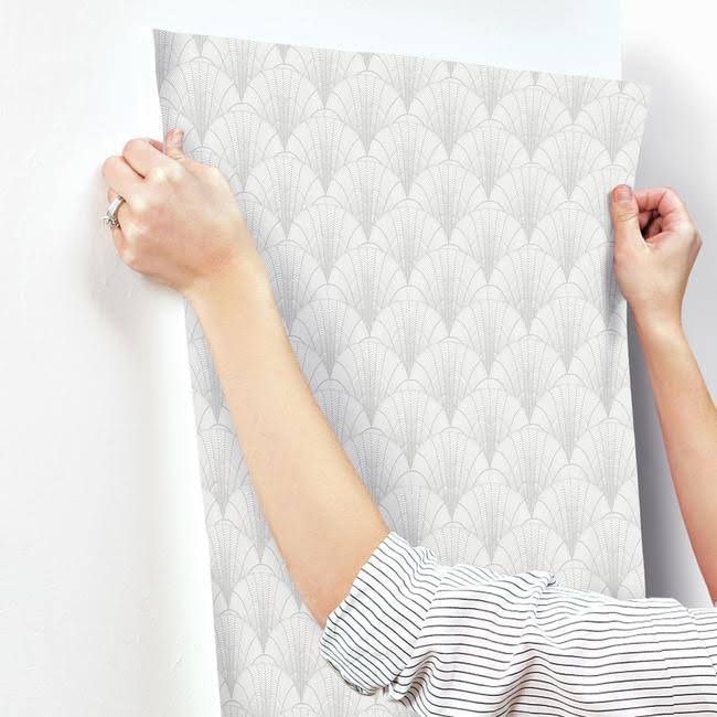 White Silver Scalloped Pearls Wallpaper K16585