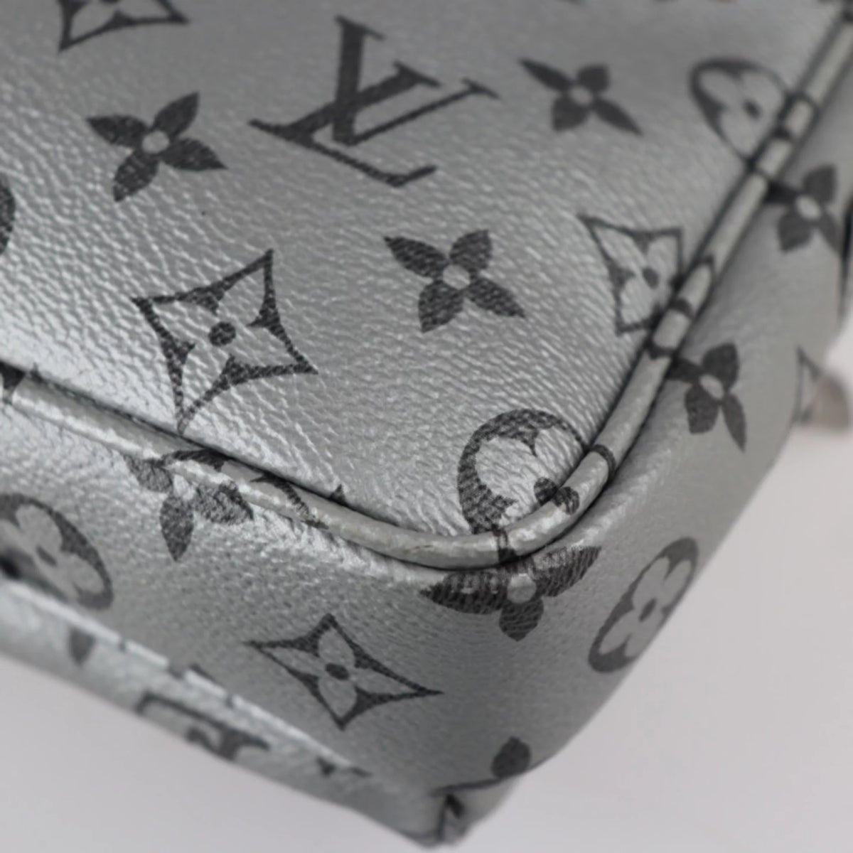 Pre-Owned Monogram Canvas Messenger Bag Q44107