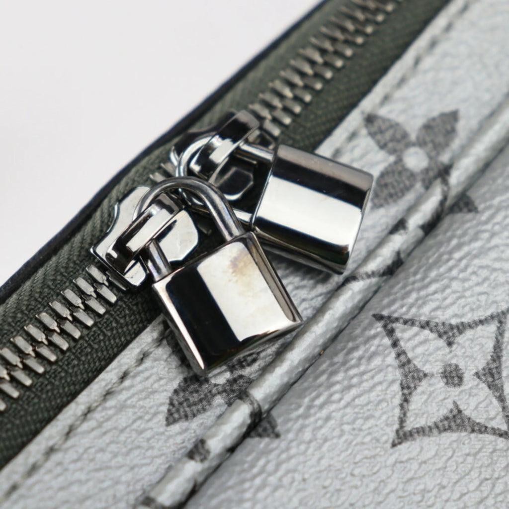 Pre-Owned Monogram Canvas Messenger Bag Q44107